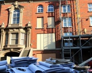 What makes a listed building in England hard to renovate?